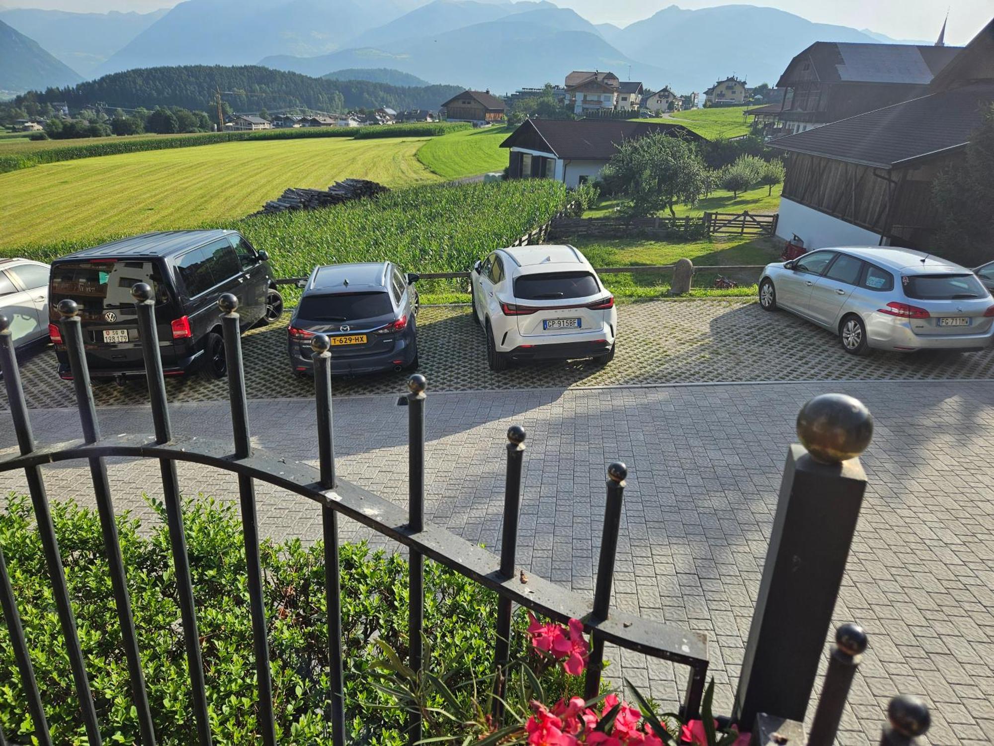 Apartment Pichlerhof San Lorenzo di Sebato Luaran gambar